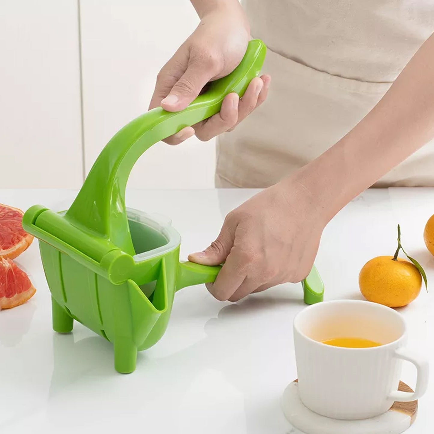 Hand press fruit juicer