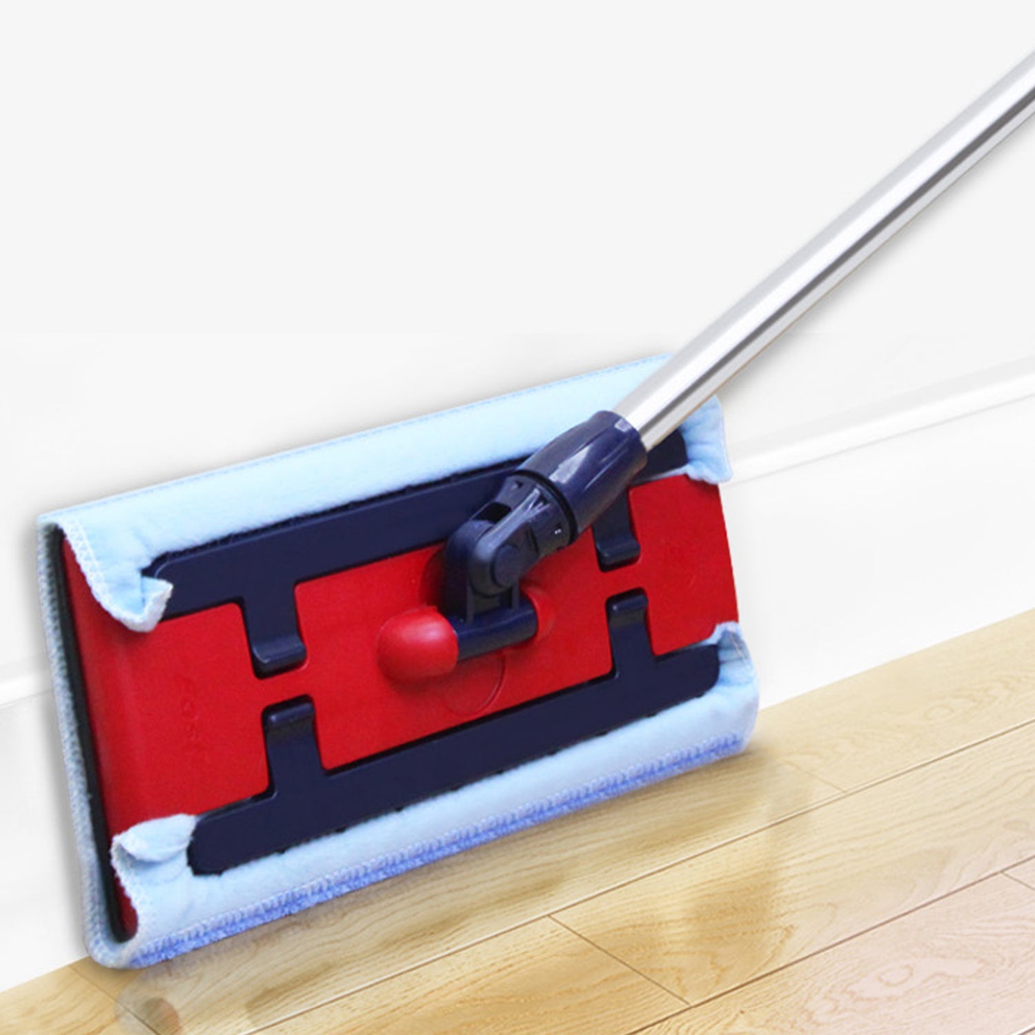 Microfiber floor mop, flat design, rotating mechanism for effective cleaning.