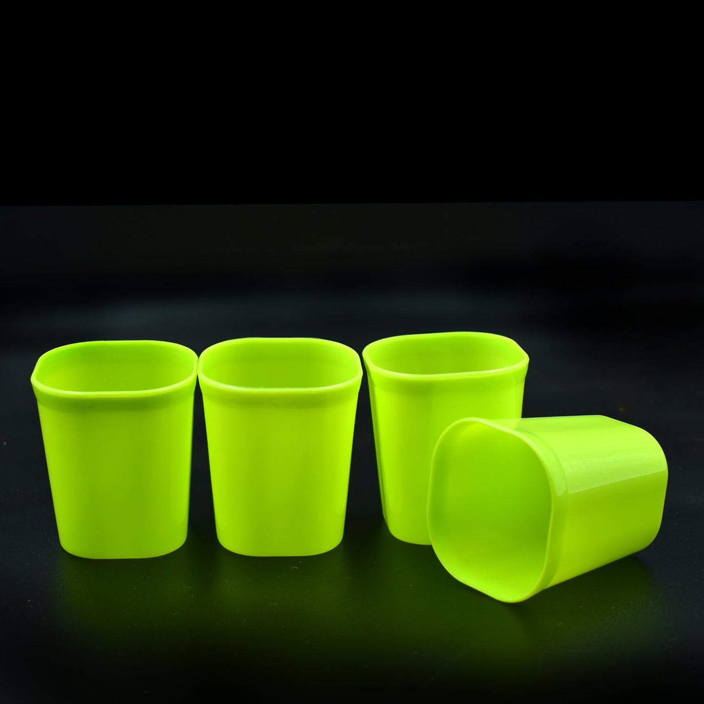 Plastic drinking glasses, set of 4, ideal for daily use.