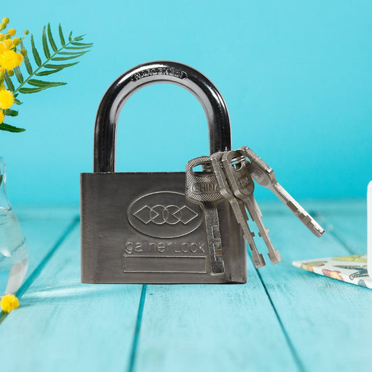 Heavy-duty padlock for securing doors and gates