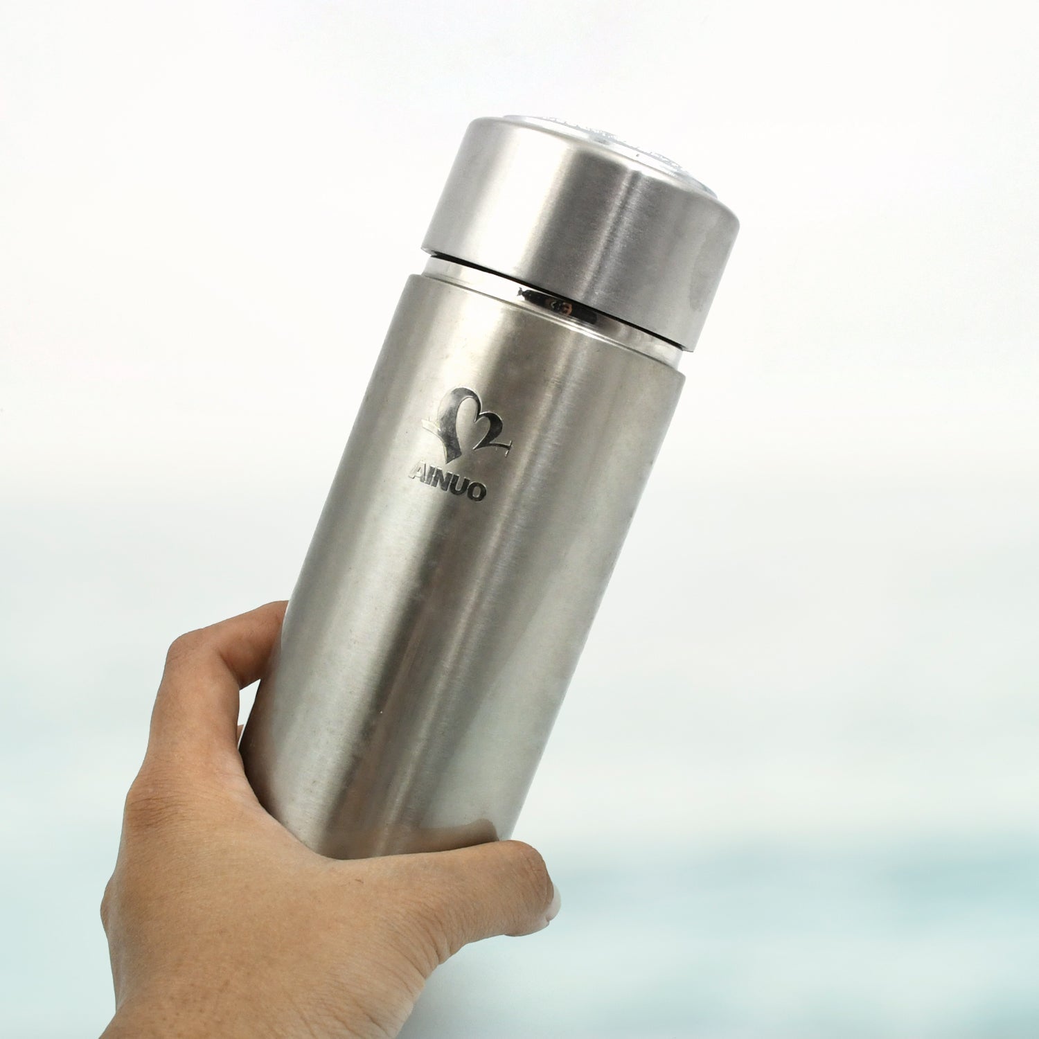 Rust-proof thermos for hot and cold drinks.