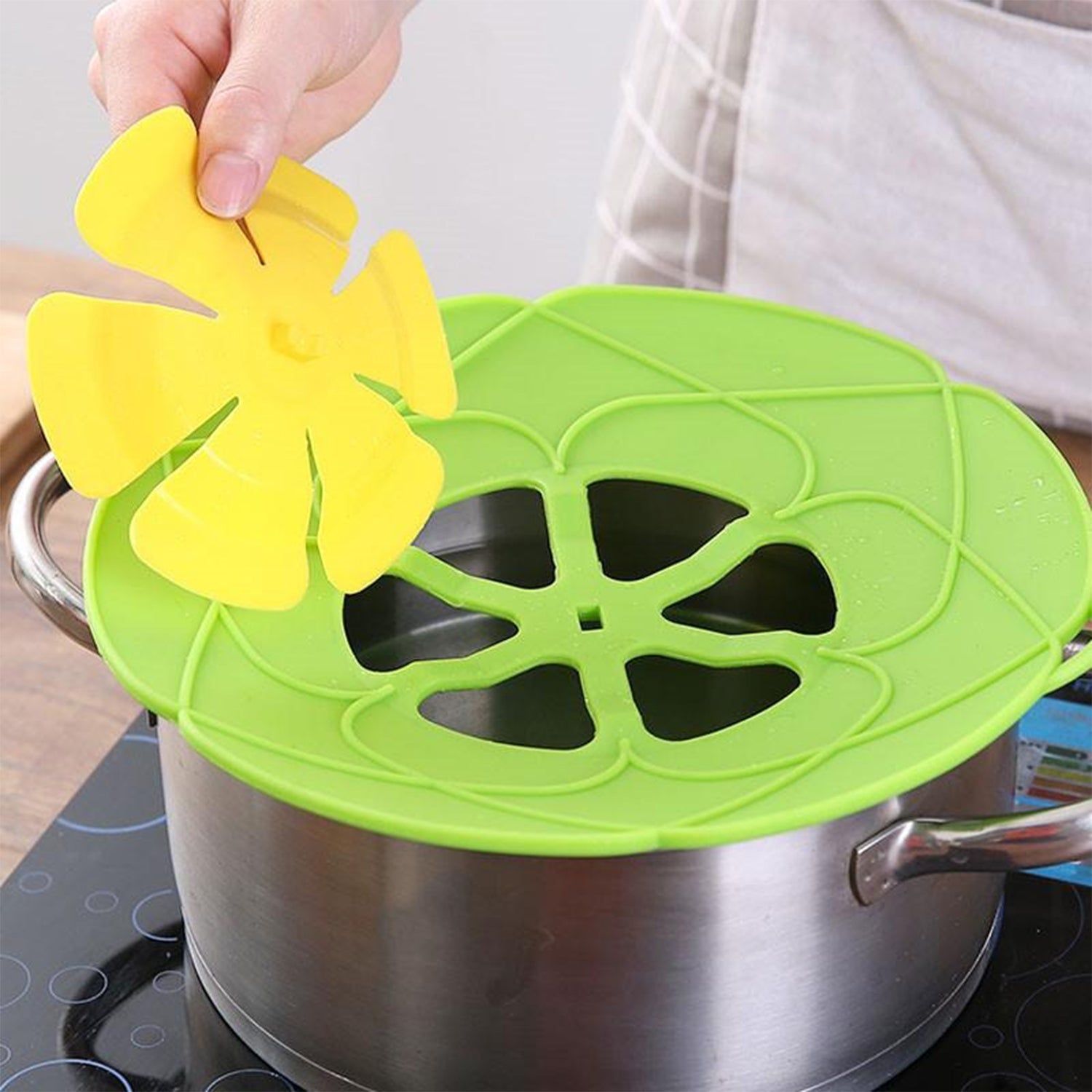 Spill-proof lid for cooking pots