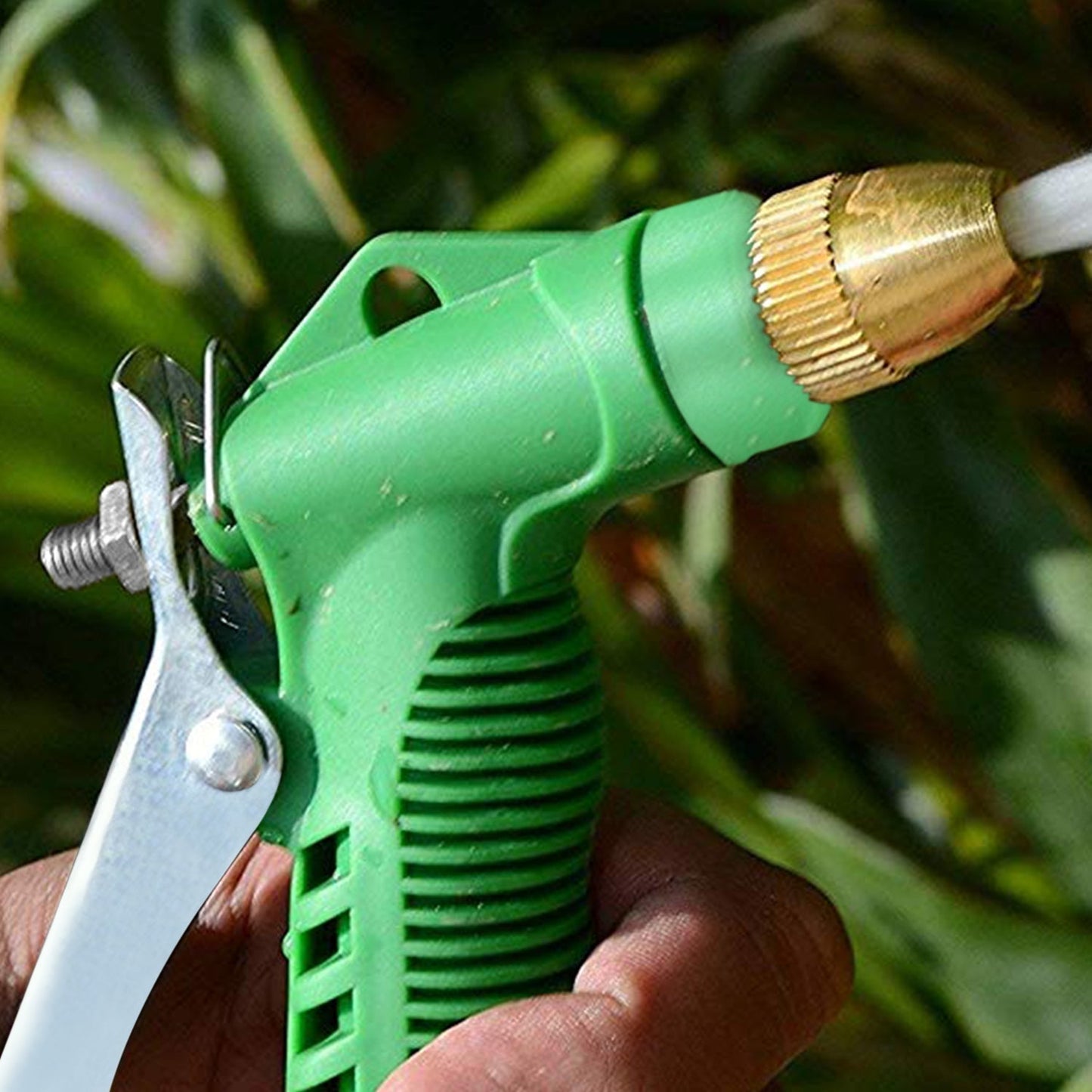 Water spray gun with trigger, high pressure, ideal for washing vehicles and garden plants.